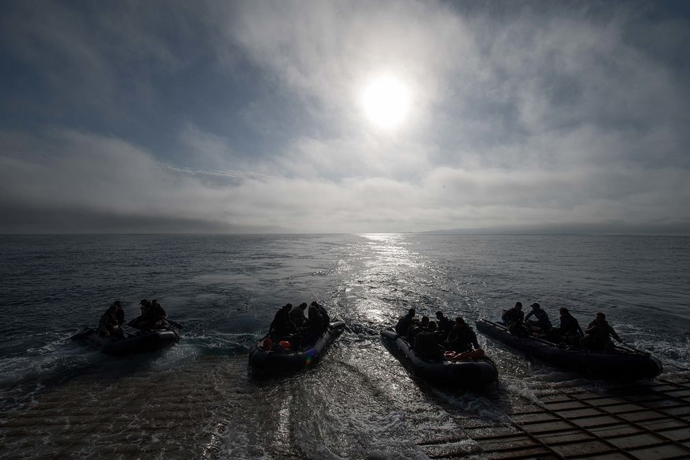 PACIFIC OCEAN (July 10, 2018) .U.S. Sailors assigned to the Royal Netherlands Navy and the Royal Navy launch combat rubber…