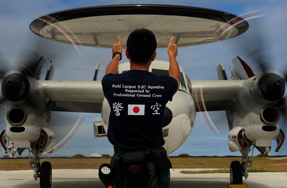 A Japanese Air Self-Defense Force E-2C Hawkeye aircraft crew chief from the 601st Squadron, Airborne Early Warning Group out…