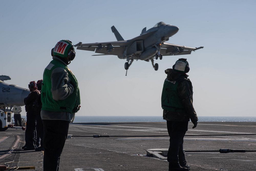 A U.S. Navy F/A-18E Super Hornet aircraft, assigned to Strike Fighter Squadron (VFA) 97, lands on the flight deck of the…