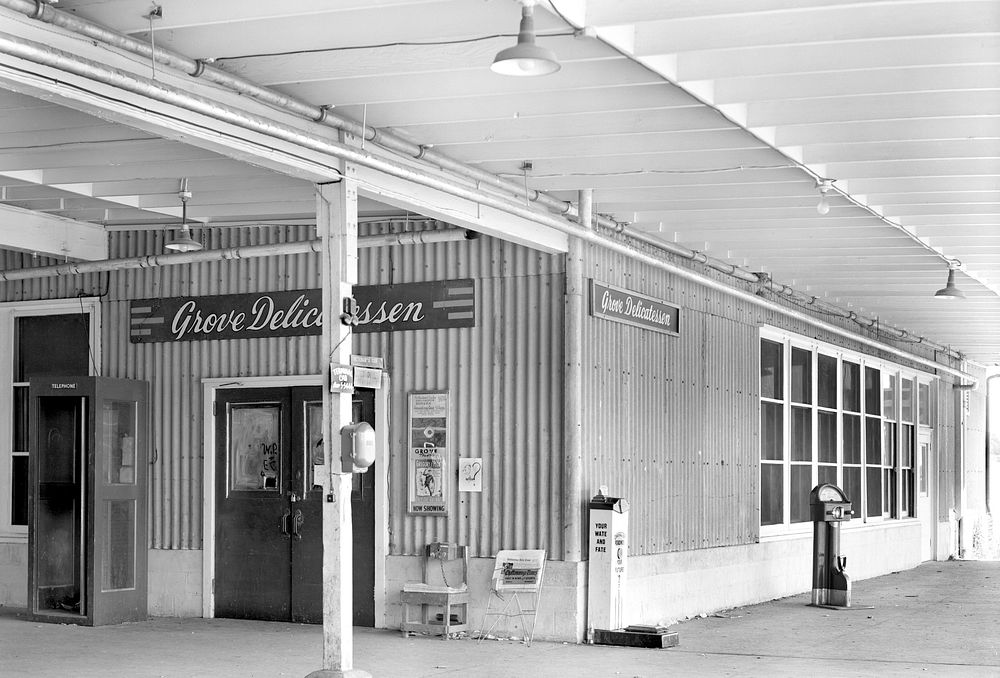 Shopping Center 1951 Oak Ridge