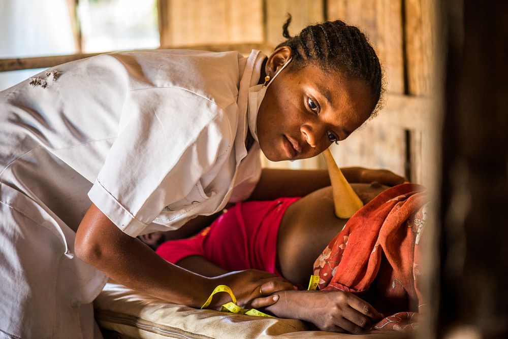 A midwife conducts antenatal care in Vohipeno, Madagascar (2017)