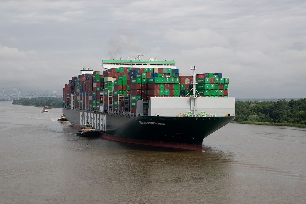 container ship Savannah River departs | Free Photo - rawpixel