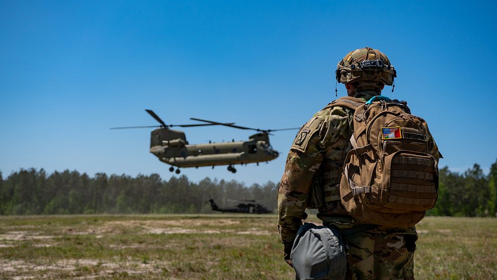 U.S. Army Soldiers assigned to 10th CAB, TF Knighthawk's downed aircraft recovery team (DART), executed a successful…