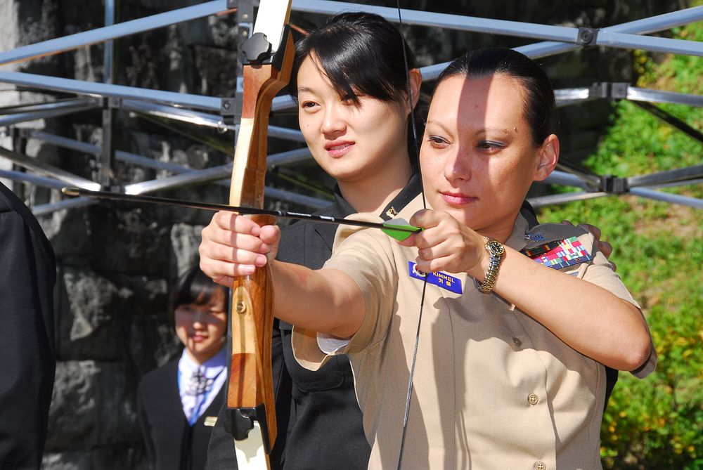 U.S. Navy Gunner's Mate 1st Class Linda Kimmel, right, and Republic of Korea navy Petty Officer 1st class Lim Mi-hyang…