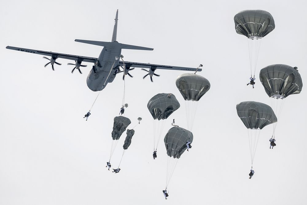 ‘1 Geronimo’ paratroopers conduct forced-entry | Free Photo - rawpixel