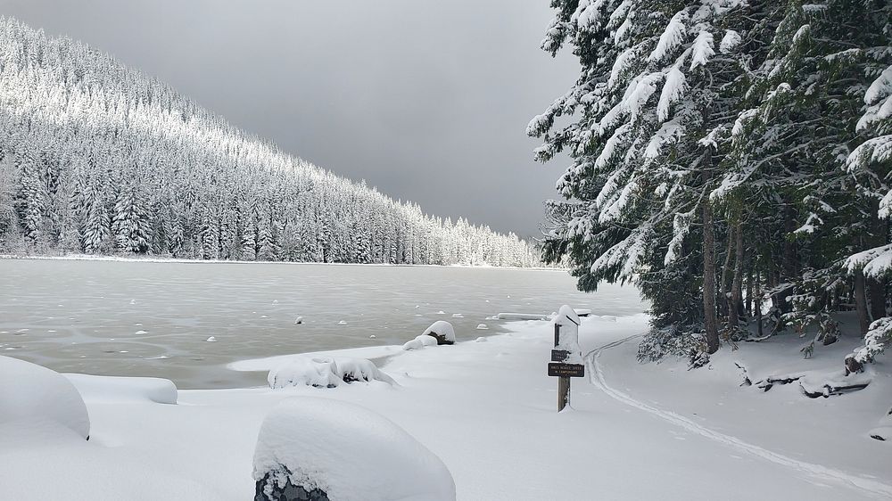 Trillium Lake at the beginning of winter, Mt. Hood National Forest
