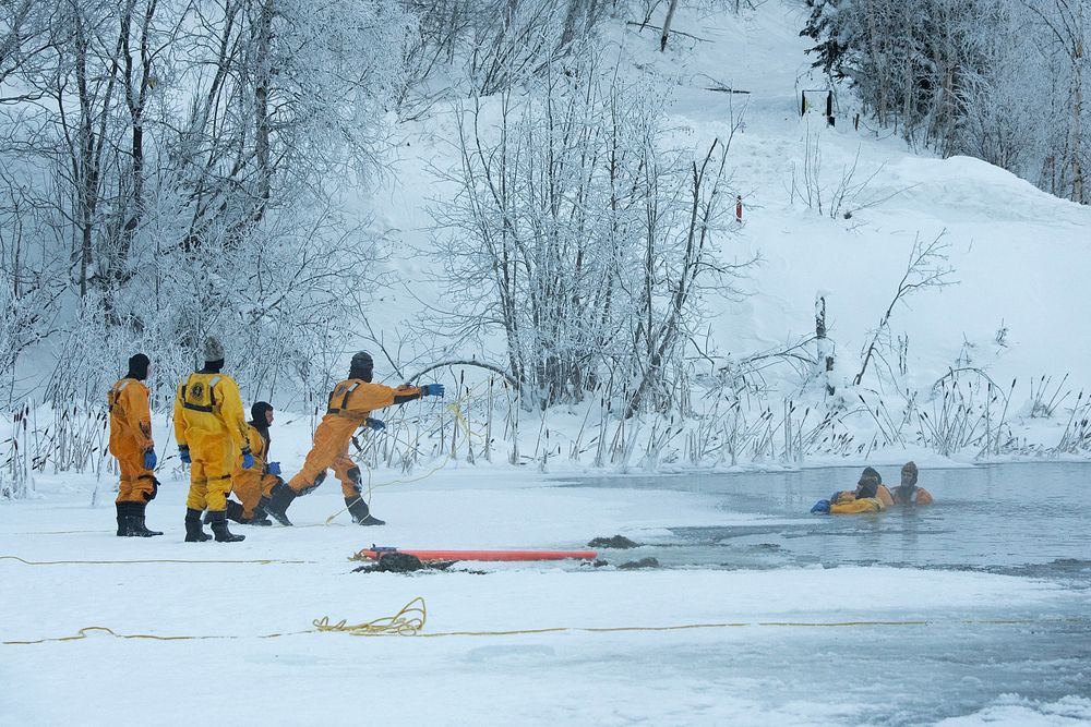 JBER firefighters conduct ice rescue trainingU.S. Air Force fire protection specialists assigned to the 673d Civil Engineer…