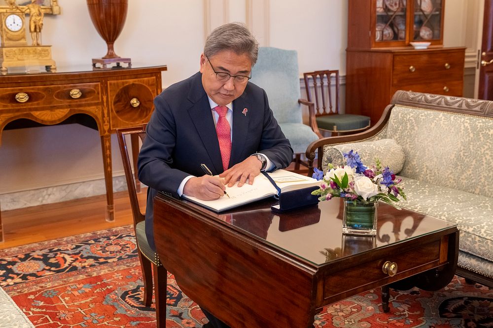Republic of Korea Foreign Minister Park Jin Signs Secretary Blinken's GuestbookRepublic of Korea Foreign Minister Park Jin…