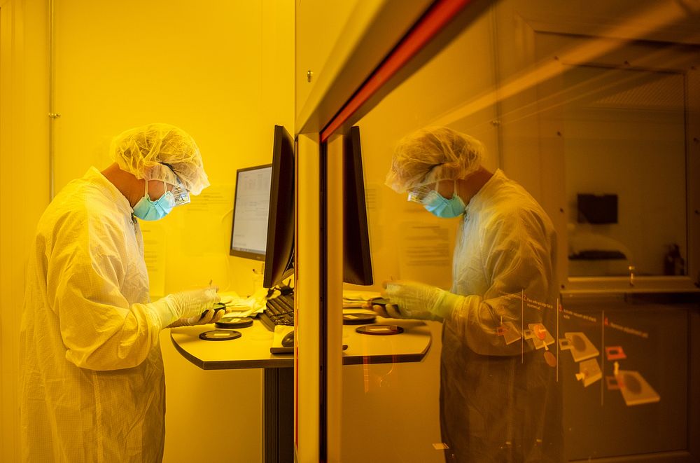 Computer scientist Anh Luong works in a clean room at Sandia&rsquo;s Center for Integrated Nanotechnologies to add patterns…