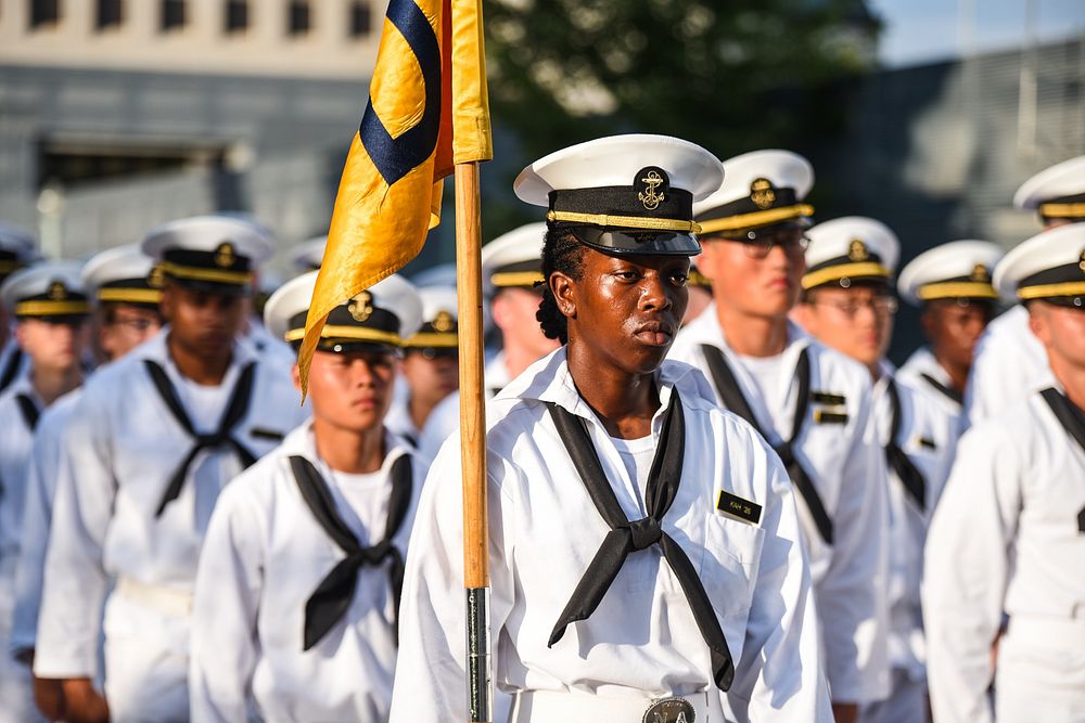 ANNAPOLIS, Md. (July 21, 2022) The 4th Class Plebe Summer Regiment from the United States Naval Academy Class of 2026 watch…
