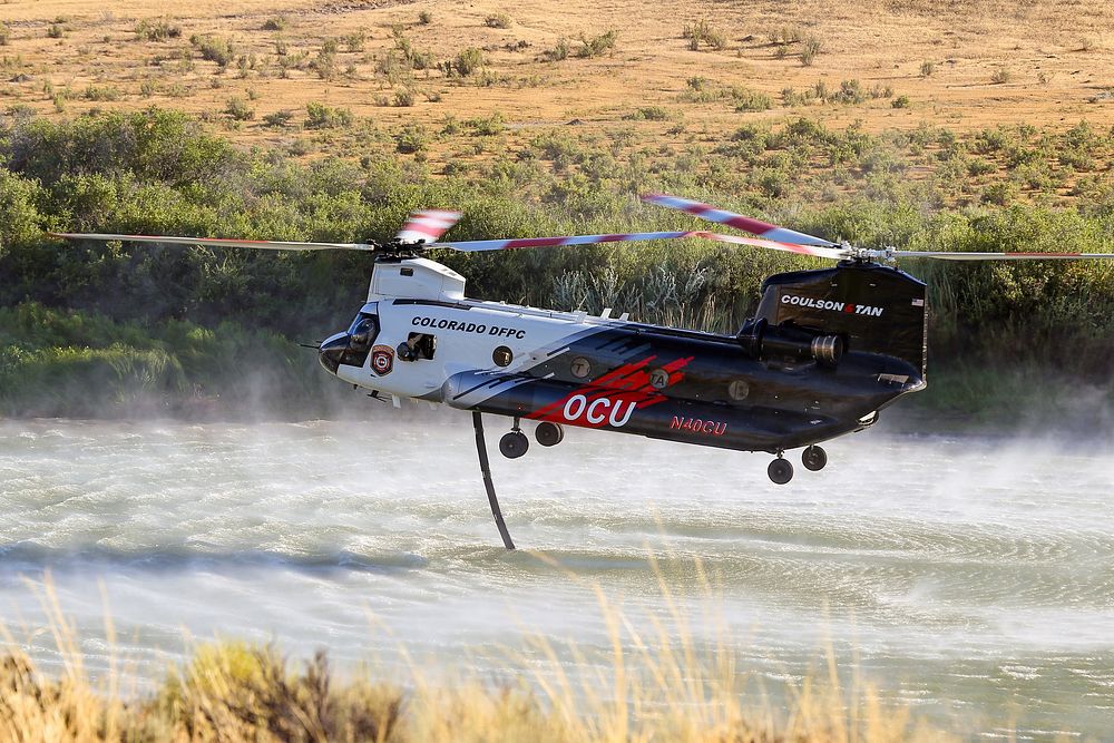 Moonshine FireA Chinook helicopter assigned to the North Blue Fire about 10 miles east of Jensen, Utah, draw water out of…