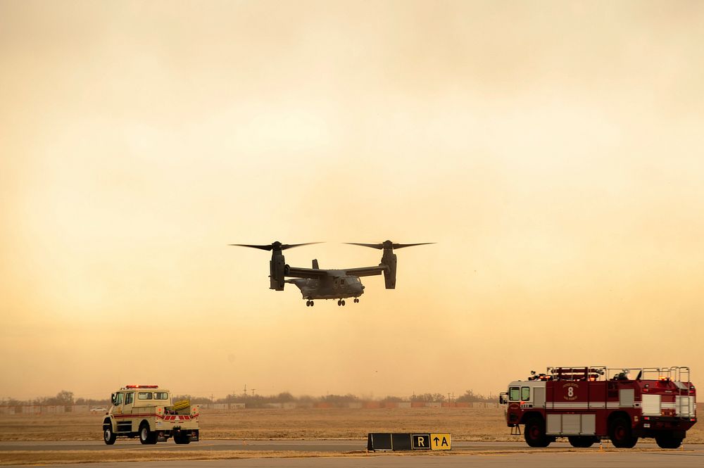A U.S. Air Force CV-22 Osprey tiltrotor aircraft performs an in-flight emergency landing during exercise Emerald Warrior at…