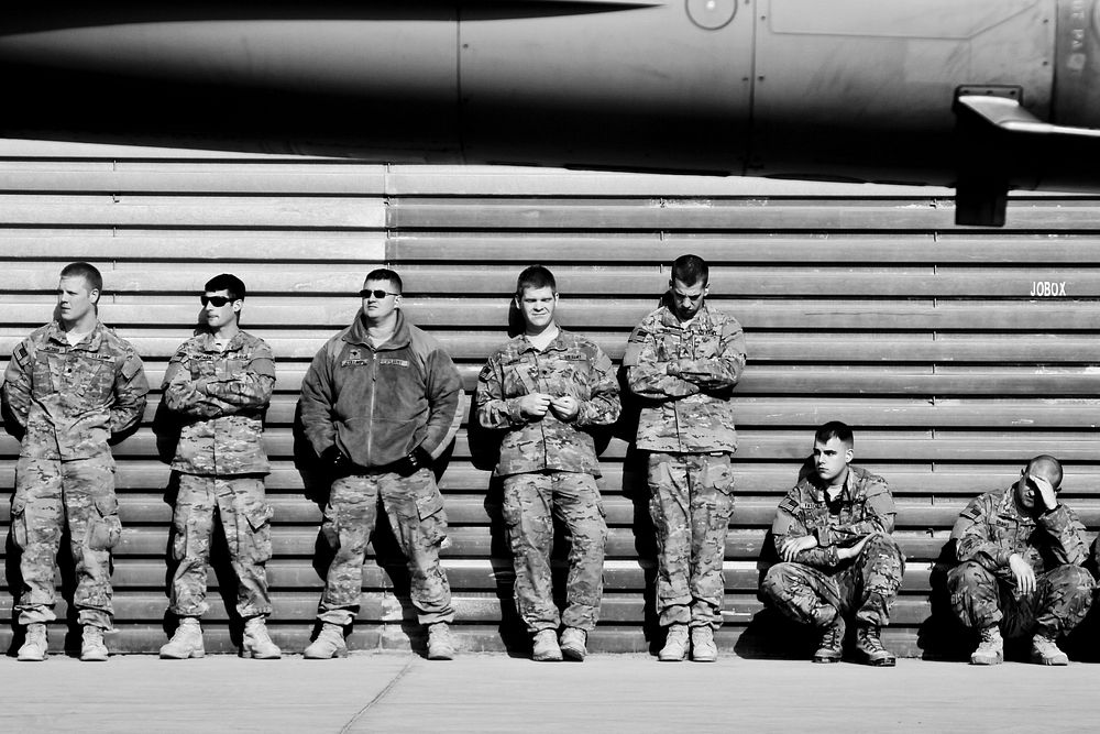 U.S. Soldiers with the New Jersey National Guard's 253rd Transportation Company watch as an F-16C Fighting Falcon aircraft…