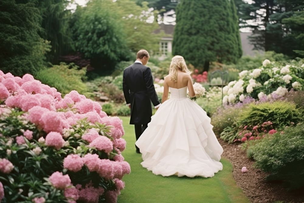 Wedding garden photography outdoors. 