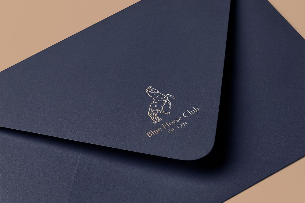 Gold logo mockup on envelope, vintage horse for business psd