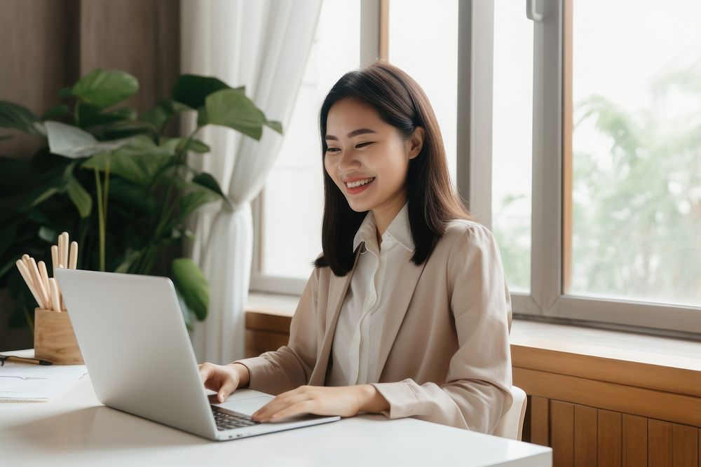 South east asian businesswoman computer | Free Photo - rawpixel