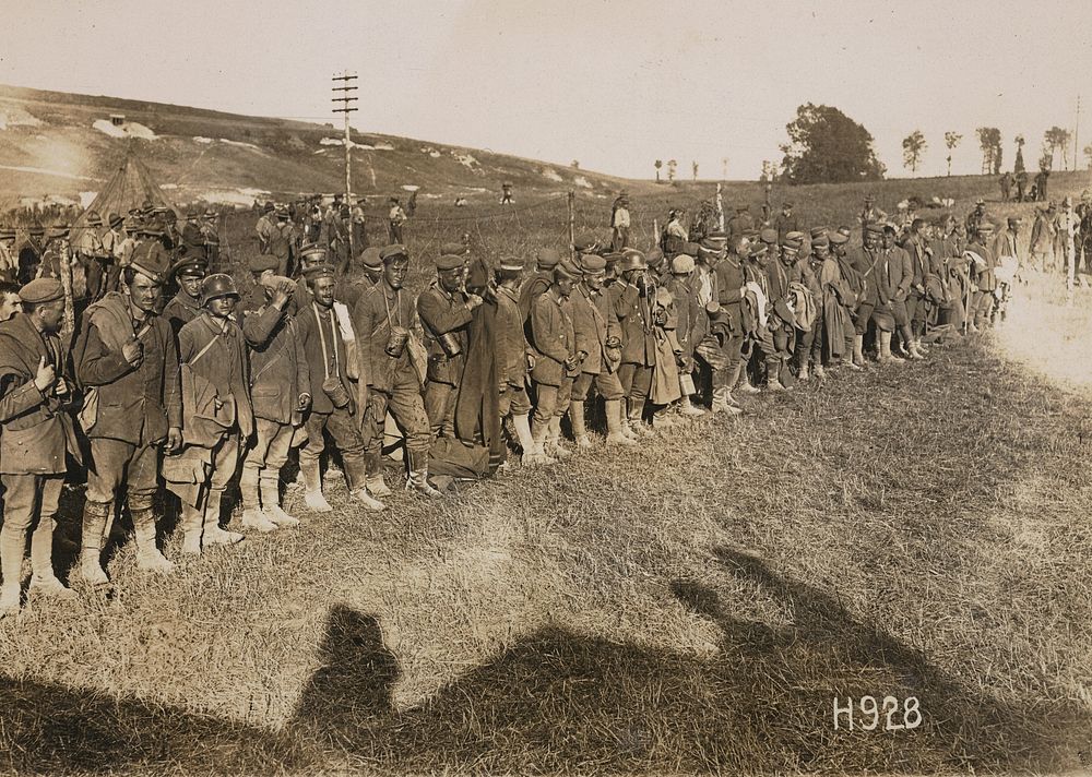 Untitled (line of soldiers) (circa 1915).