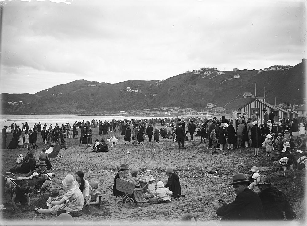 Holiday crowd at Lyall Bay (27 December 1926) by Leslie Adkin.