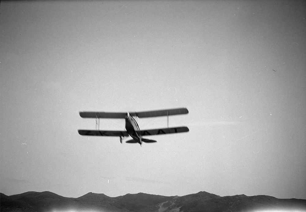 Royal New Zealand Airforce display, Rongotai, Wellington (4 June 1938) by Roland Searle.