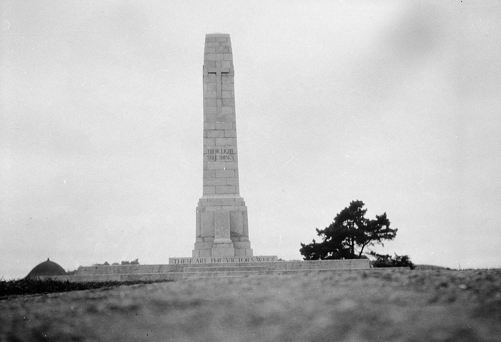 [War Memorial Monument, Queen's Gardens, Wanganui] (1920s to 1930s) by Roland Searle.