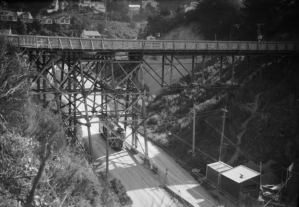 Kelburn viaduct (1920s) by Roland Searle.