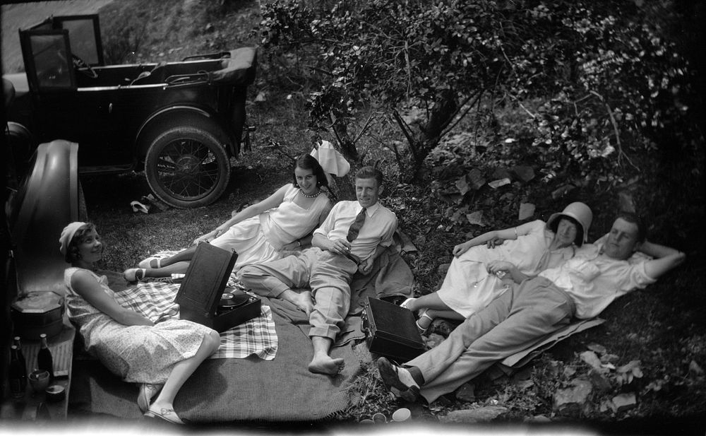 Group at picnic (1930-1931) by Roland Searle.