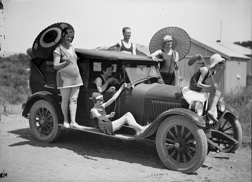 Leslie, Maud, Nancy, Clyde and friends, Otaki Beach, (26 December 1927- January 1928) by Leslie Adkin.