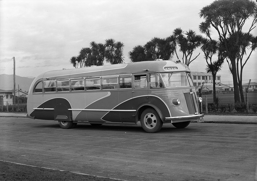 General Motors bus - side view (1931-1940) by Ken Niven and Gordon H Burt Ltd.
