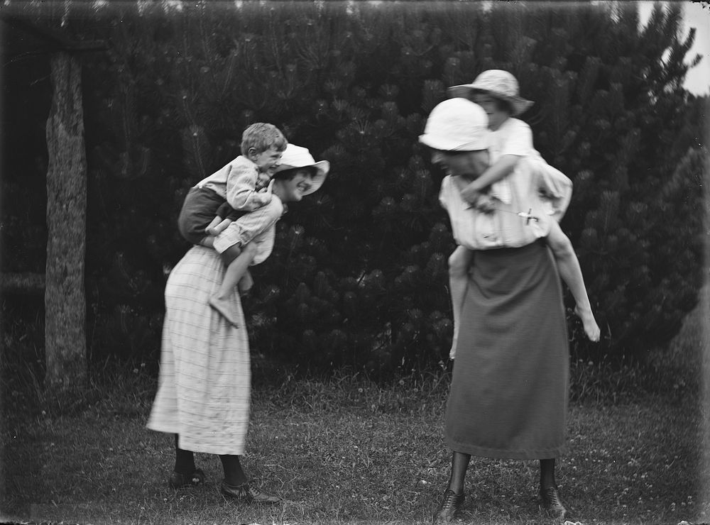 Clyde and Nancy with aunts (1922) by Leslie Adkin.