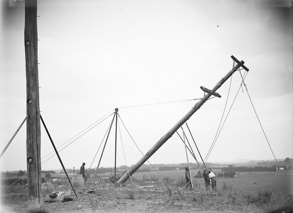 Final lift of telephone pole (23 February 1923) by Leslie Adkin.