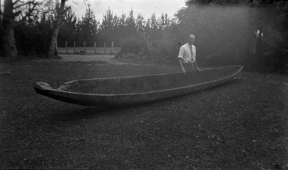 Old canoe from Manawatu River (26 November 1933) by Leslie Adkin.