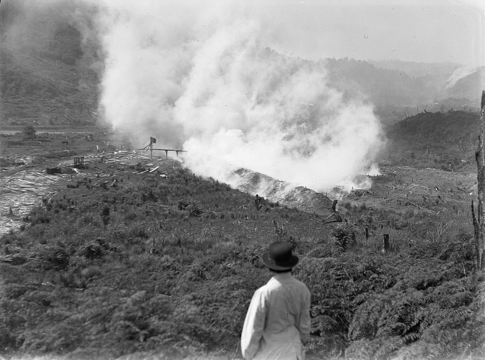 Burning the sawdust (23 February 1915) by Leslie Adkin.