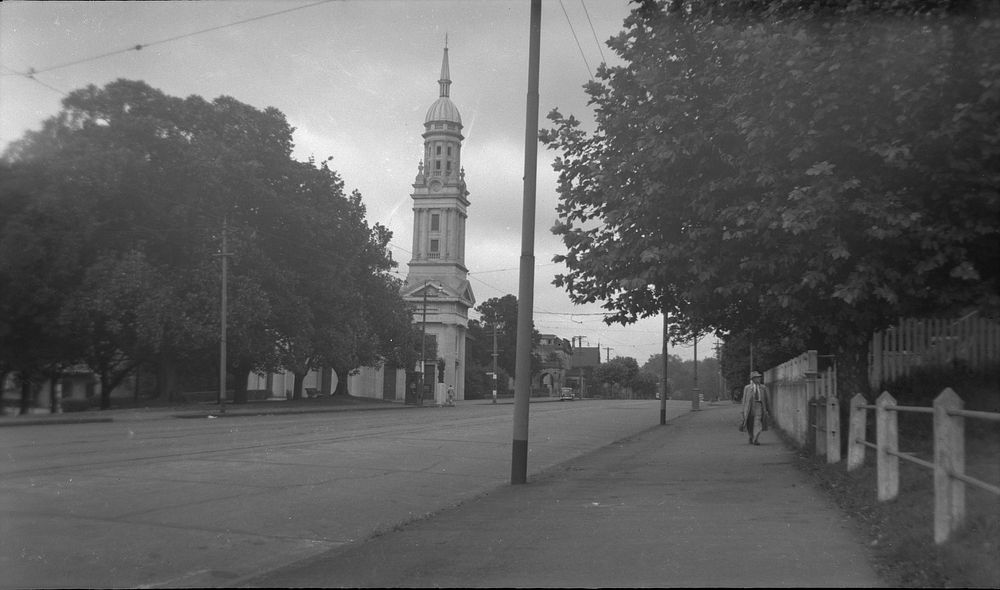 Anzac Avenue and St Andrews church (1949) by Leslie Adkin.