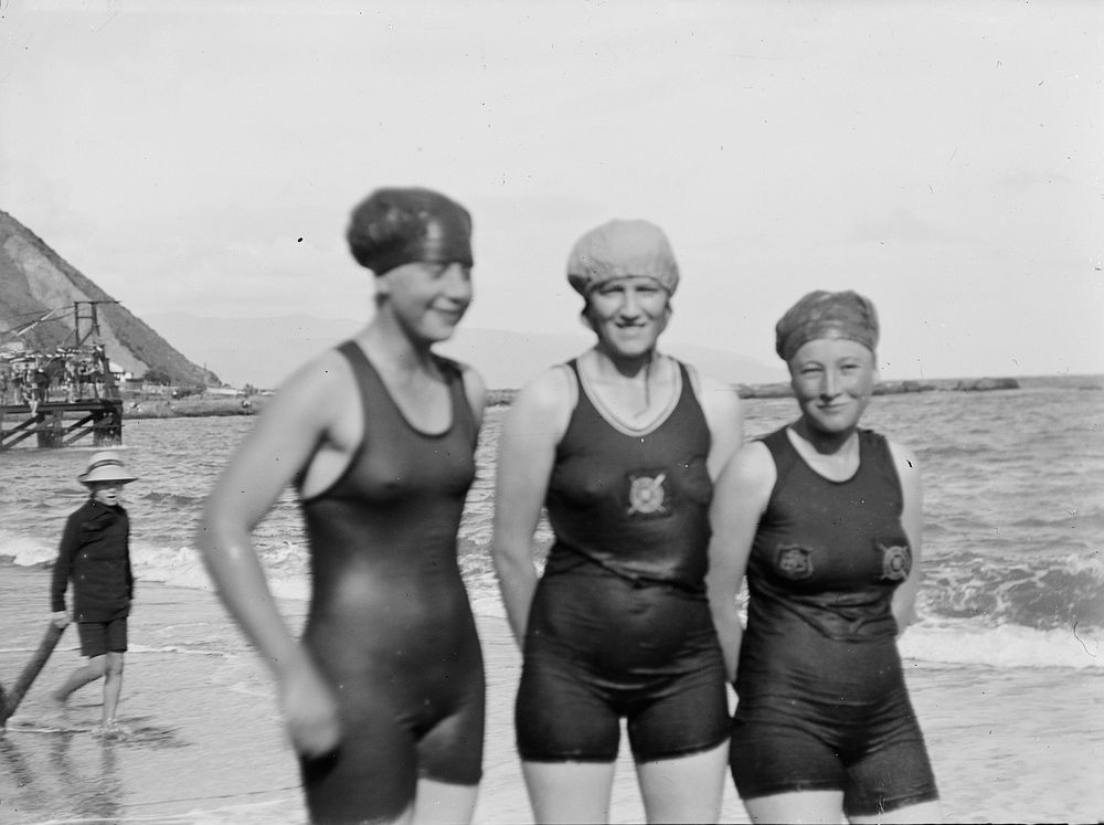 Winners of ladies events [swimming carnival at Island Bay] (9 March 1918) by Leslie Adkin.