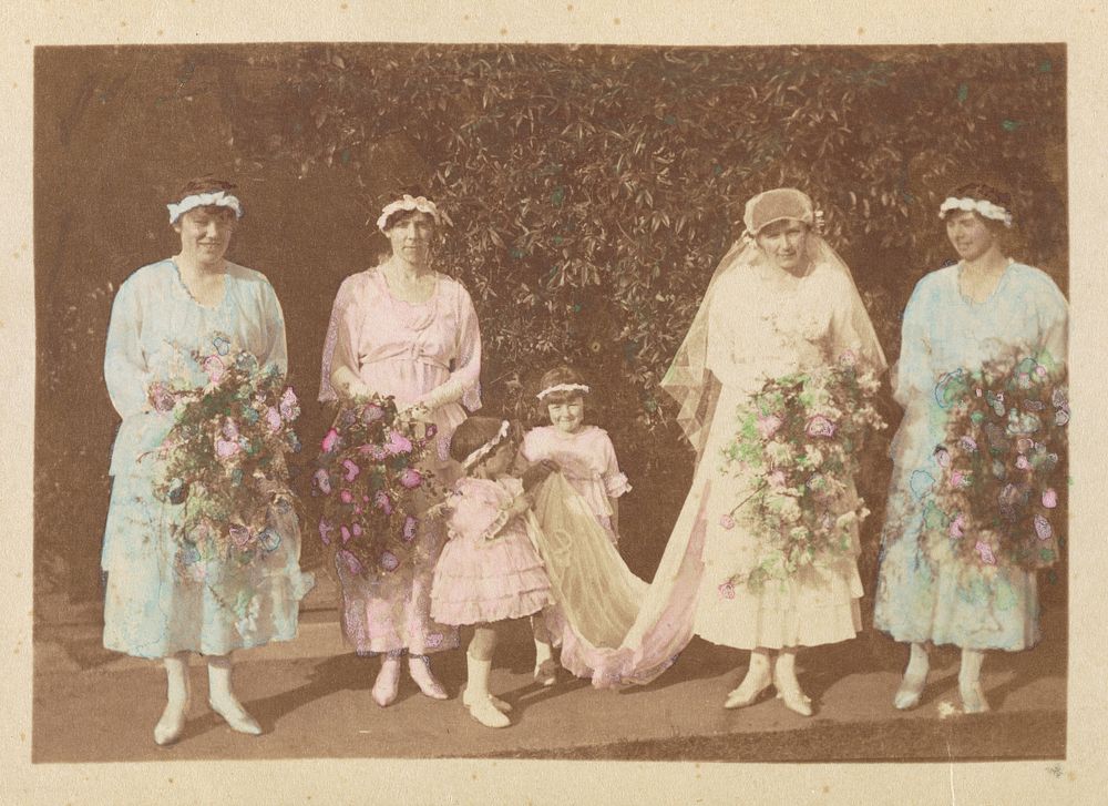 Portrait of Tui Preston, née McKinnon, and bridesmaids (9 June 1920).