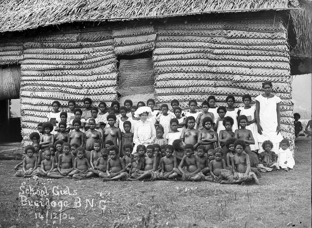 Schoolgirls, Buiadoga, British New Guinea (14 December 1904).