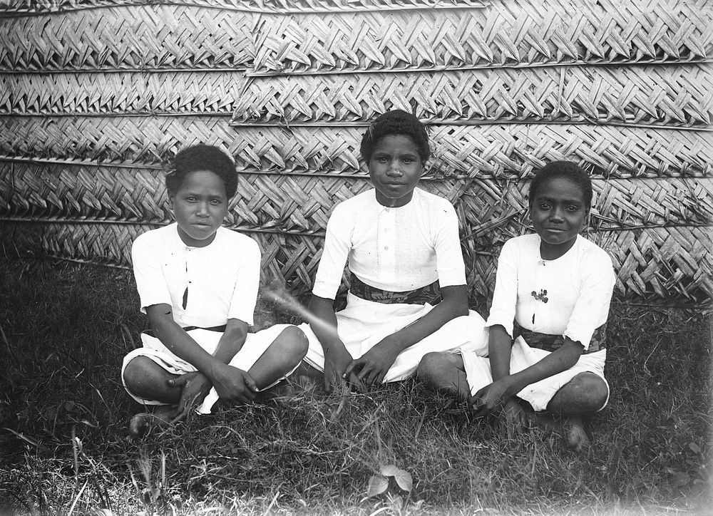 Three children (1880-1925).