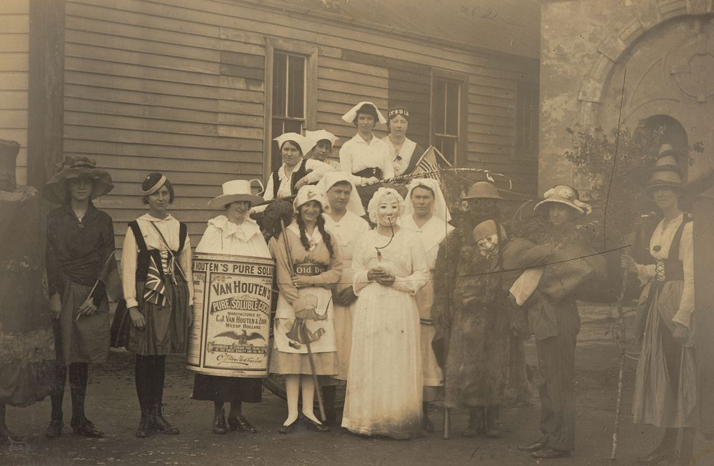 Fundraising group in costumes (1914-1918).