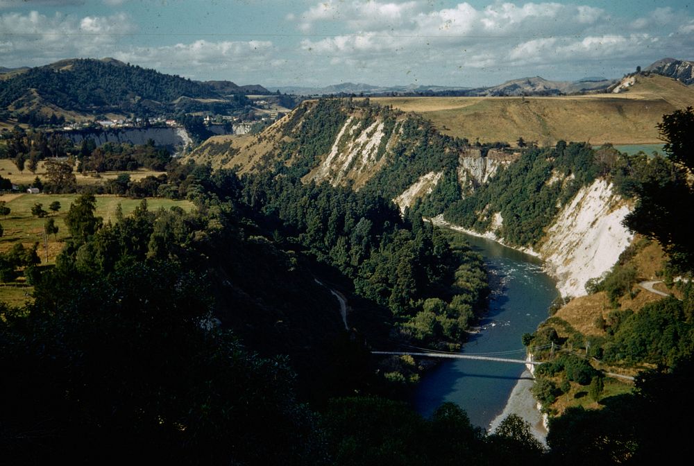 Panorama of the Rangitikei River in papa gorge and town of Mangaweka from the south (08 February 1960) by Leslie Adkin.