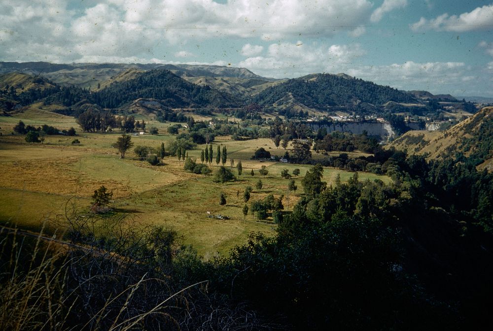 Panorama of the Rangitikei River in papa gorge and town of Mangaweka from the south (08 February 1960) by Leslie Adkin.