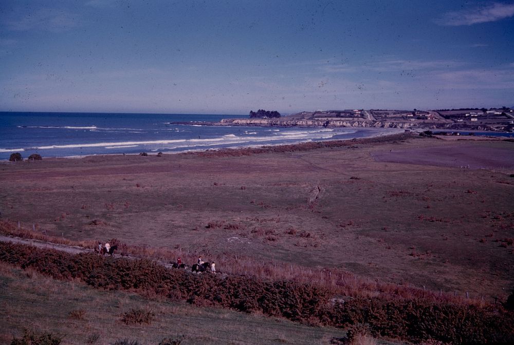 View from Kakanui North Head hill of Kakanui river-mouth & South Head (24 March 1959-13 April 1959) by Leslie Adkin.