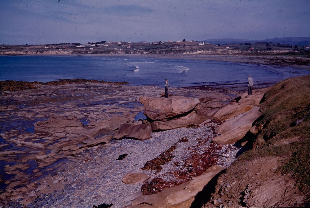 The coast at Kakanui river-mouth (left) and the southern part of Kakanui village .... (24 March 1959-13 April 1959) by…