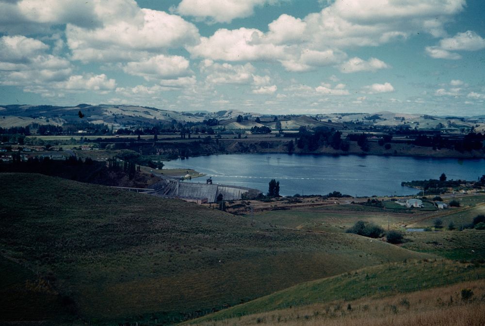 Panorama of Karapiro Lake from Reservoir Hill (Old Te Tiki-o-te-Ihingarangi upper pa-site), showing Karapiro Dam (06…