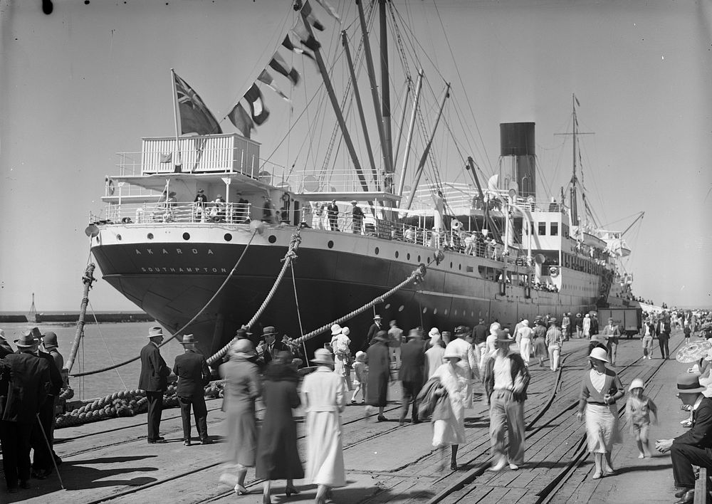 Akaroa at Moturoa Wharf (19 November 1933) by William Oakley.