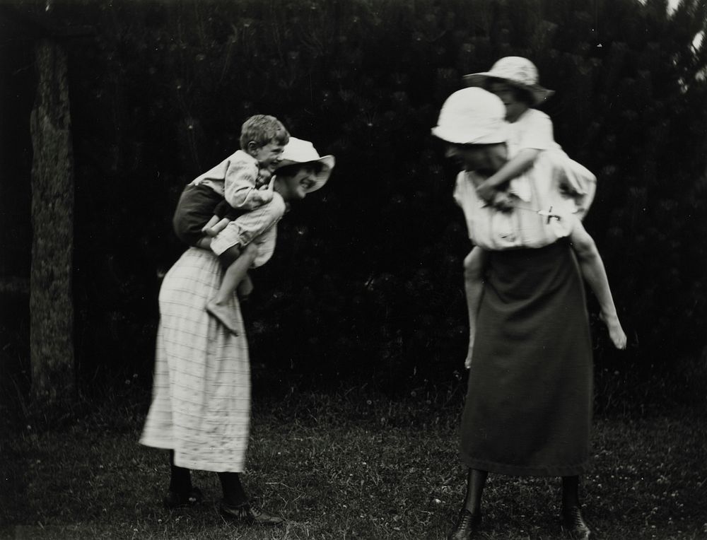 Clyde and Nancy with aunts (1922).
