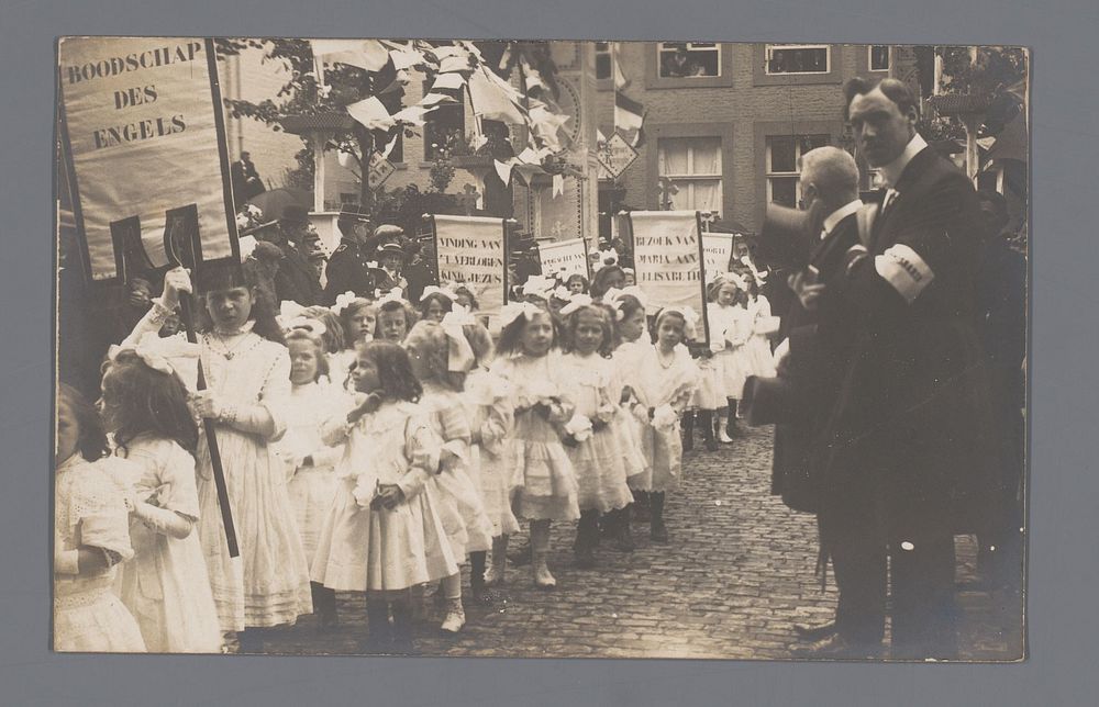 Kerkelijke processie (1900 - 1940) by anonymous and Eerste Nederlandsche Rotatiefotokaartenfabriek