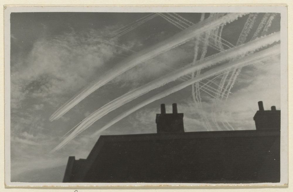 Engelse bommenwerpers boven Oldebroek, 1944 (?) (1944) by anonymous