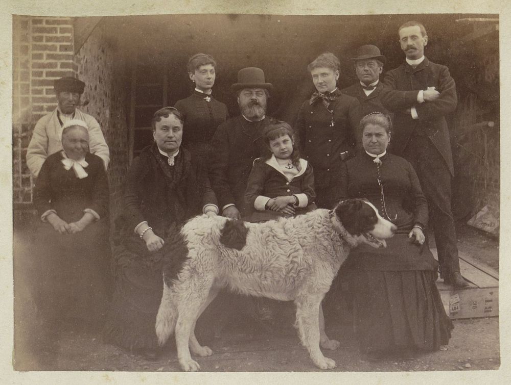 Groepsportret van een Franse familie met hond (c. 1885) by anonymous