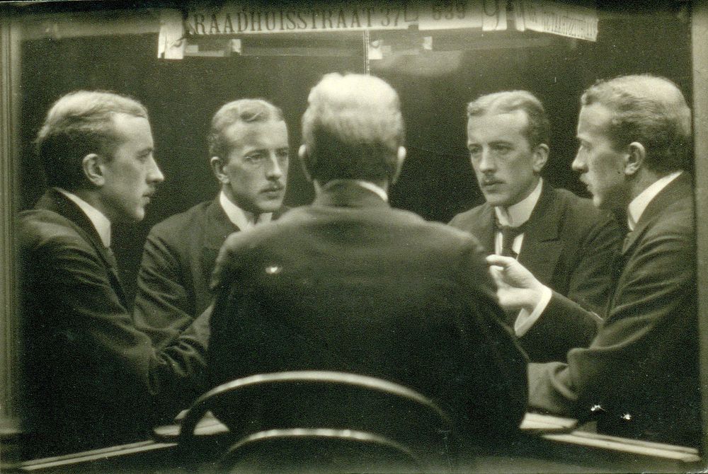 Portret van vermoedelijk Julius Marmelstein die met vier van zijn spiegelbeelden lijkt te converseren (1913) by Kino Foto…