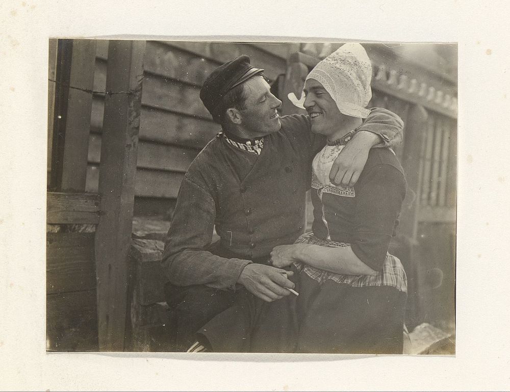 Twee mannen in klederdracht, onder wie één in vrouwenkleding (c. 1900 - c. 1910) by G Hidderley